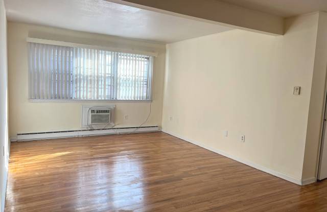 1044 Campwelll Avenue Gallery 1