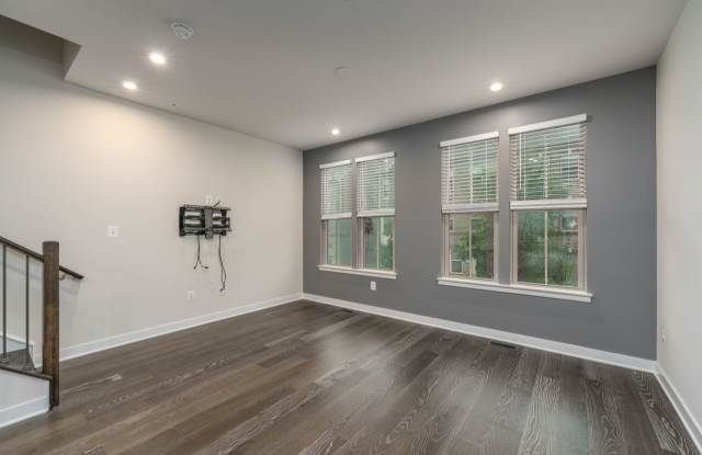 2-Bedroom, 2.5-Bathroom Townhouse near JHU Bayview Gallery 4