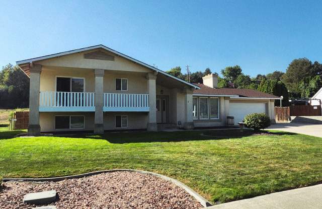 Beautiful Tri Level Home w/RV or Trailer Parking! photos photos