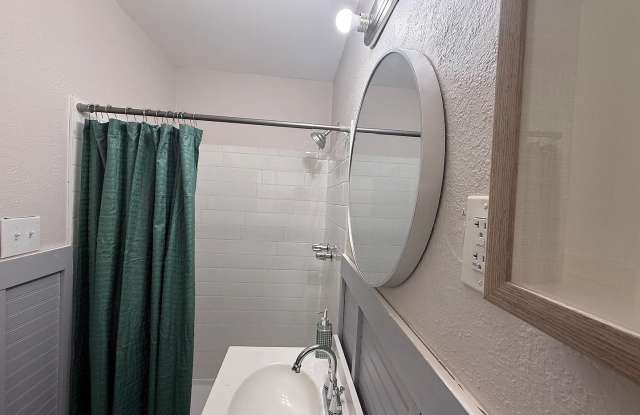 Room in 5 Bedroom Home in College Park Gallery 4