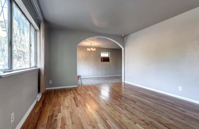 Beautiful Brick Ranch Home in a Corner Lot! Gallery 4