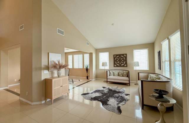 Luxury 6/BD 4.5/BA Large Furnished Home with Dual Primary Suites in Gated Community Gallery 4