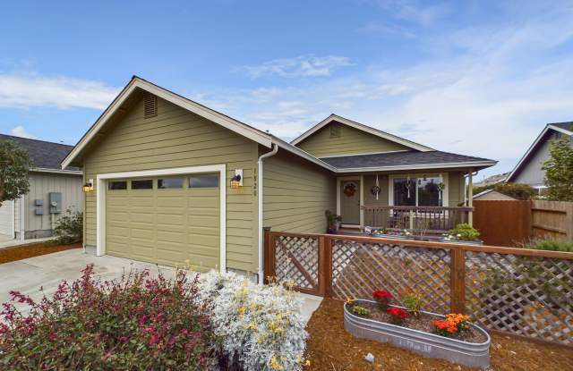 3 Bed / 2 Bath Home in McKinleyville – Landscaped Yard, Sauna, & 2-Car Garage photos photos