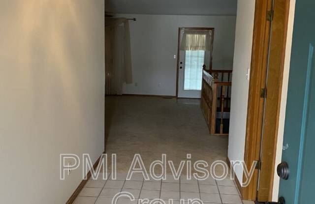 1709 SE 43rd Ter - 1709 Southeast 43rd Terrace, Topeka, KS 66609