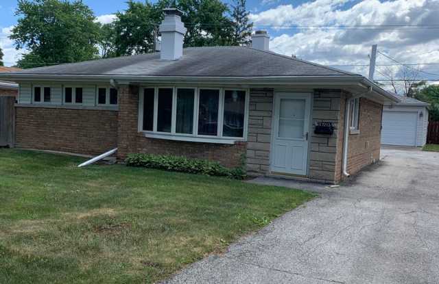 2 Bedroom, 1 Bath House AVAILABLE NOW. $1600.00 - 17213 Greenbay Avenue, Lansing, IL 60438