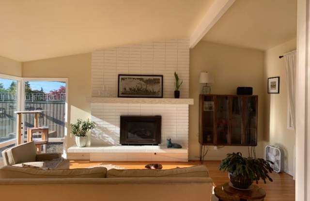 3238 Viewcrest Dr NE Gallery 3