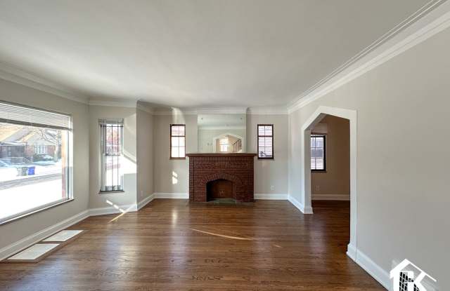 AVAILABLE NOW Home in University District 1451 sq ft Westside 3bd/1.5ba Gallery 4