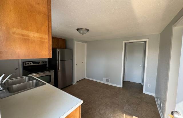 Great Location smaller 2 bedroom house with a large garage and yard Gallery 4