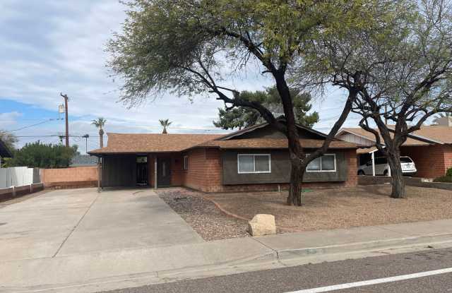 Scottsdale Single Level 3 Bedroom House With Private Pool! NO HOA  Pool Service Included! - 8716 East Oak Street, Scottsdale, AZ 85257