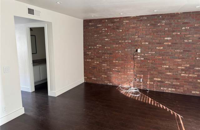 204 Hollyglen Lane Gallery 3