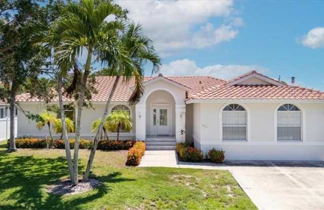 1833 N Bahama photos photos