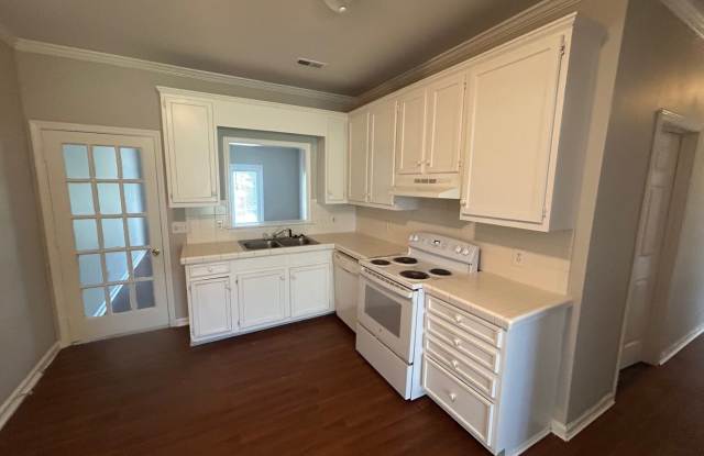 AVAILABLE NOW – 3 Bedroom / 2 Bathroom Duplex in Elgin! Gallery 1