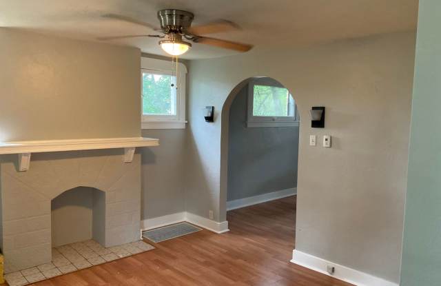 Charming, Character-Filled 2 Bedroom in Brentwood – Freshly Updated & Move-In Ready Gallery 4
