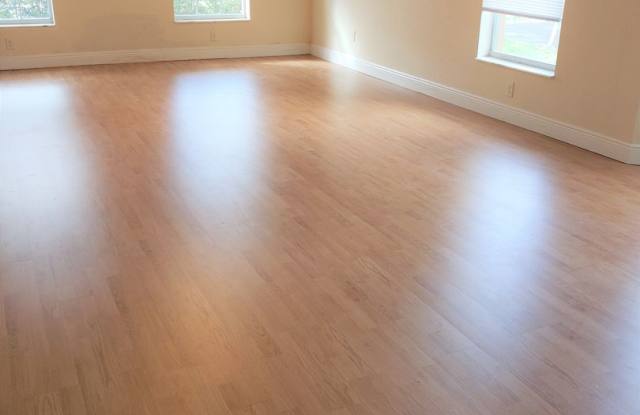 Beautiful 3/2 Townhome in Lakeside!!!! Gallery 3