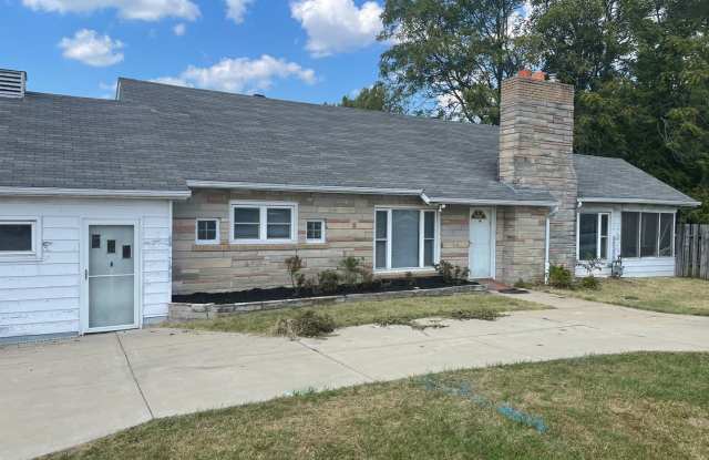 Location location location!!!!  Great Location 3 bedroom ranch in St. Charles Gallery 1
