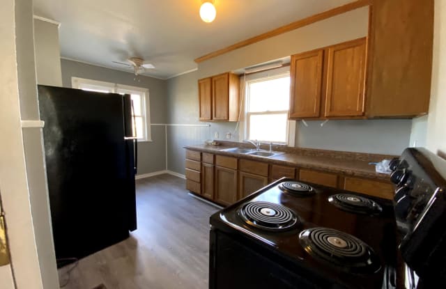 615 Ricker Street - 615 Ricker Street, Waterloo, IA 50703