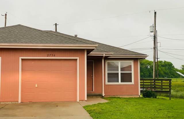 2 Bed 2 Bath 1 Car Garage Flat Duplex- $300 Deposit photos photos