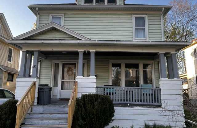 Must-See 4 BR/1.5 BA off-campus home Gallery 1