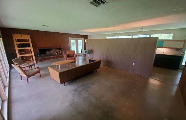 304 Crescent Dr Gallery 2