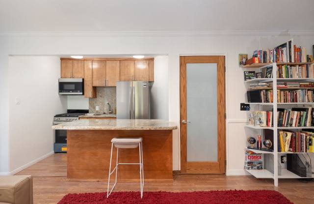 Rarely available gem now available in Bankers Hill - 1bed/1bath! photos photos