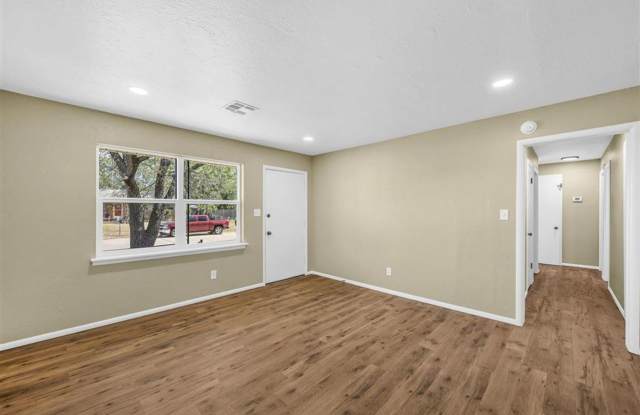 703 SE Sullivan Dr - HOT New Listing! Gallery 4