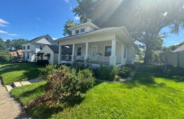 Updated 2 Bedroom Home in Moline | Fenced Yard | Central Air | Dishwasher photos photos