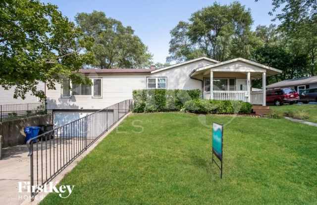 811 Salem Lane - 811 Salem Lane, Carpentersville, IL 60110