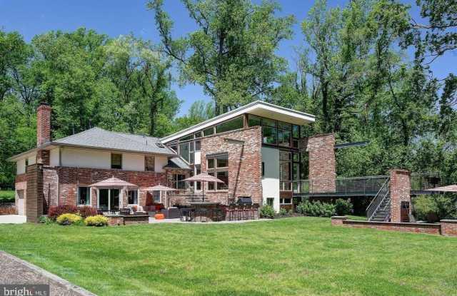1127 WINDING Drive Gallery 2