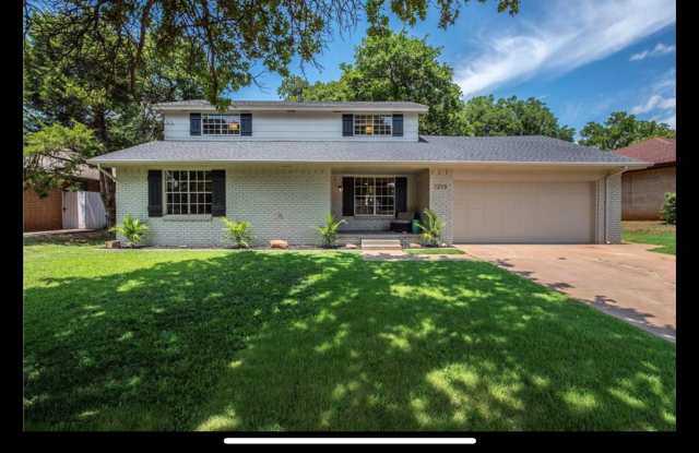 True 4 bed in Edmond Schools, all the modern amenities close to everything! Pets considered with additional deposit! photos photos
