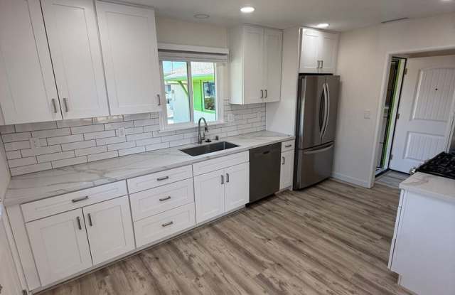 4 BEDROOM HOME IN CENTRAL SAN DIEGO! Gallery 1
