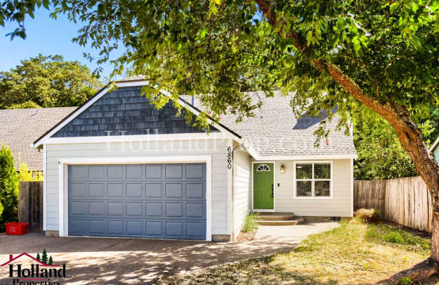 Peaceful 4-Bedroom Home with Large Lot, Fireplace & Private Backyard Gallery 1