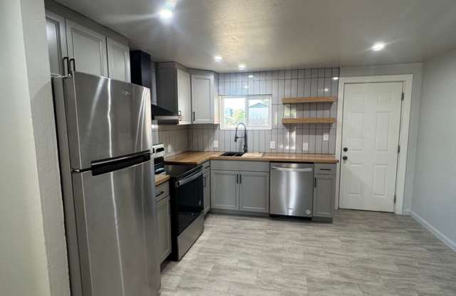 *MOVE IN SPECIAL $500 OFF FIRST MONTHS RENT*3 BED 1 BATH HOUSE WITH A FENCED BACKYARD photos photos