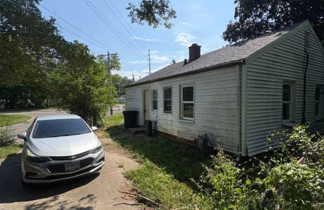 Cozy Ranch Home on a Corner Lot in Peoria's West Bluff — $1,000/mo photos photos