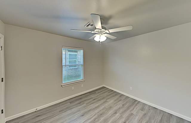 3 Bedroom 2 Bathroom 2 Car Garage Duplex Close to Broadway Extension, a short distance from Edmond and easy access to downtown OKC photos photos