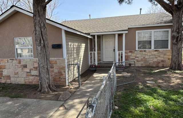 Adorable 3bedrooms 1 bathroom large fenced in backyard !!!! photos photos