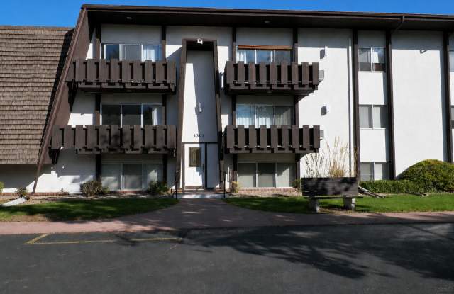 Well-Located 2 Bedroom Condo Available Mid June photos photos