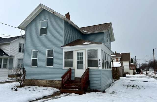 402 West 14th Avenue - Upper - 402 West 14th Avenue, Oshkosh, WI 54902