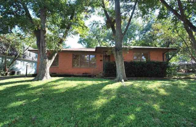 2120 Belmont Dr photos photos