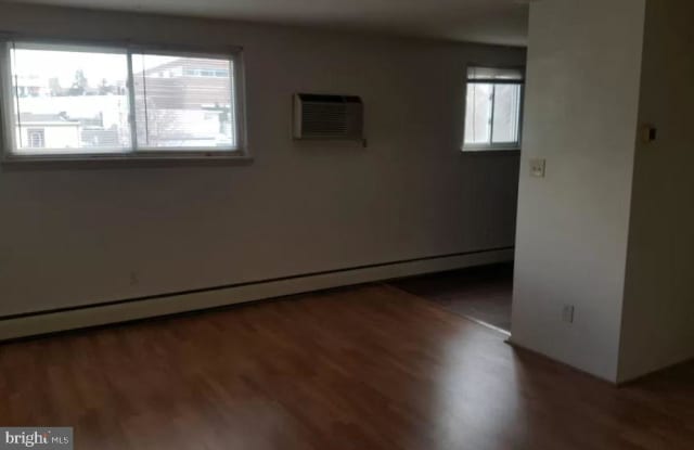 413 MAPLE STREET / ONE BEDROOM Gallery 2