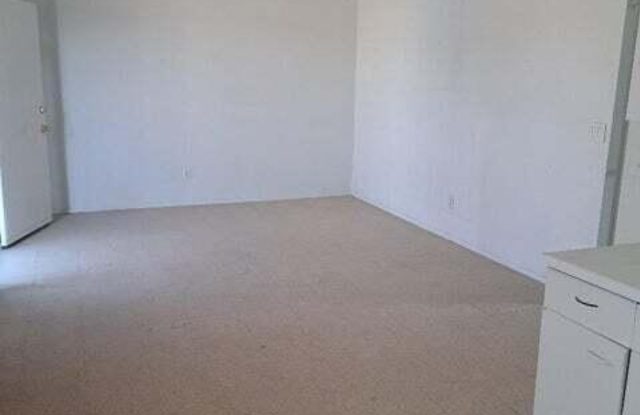623 NE Davis Street Gallery 2