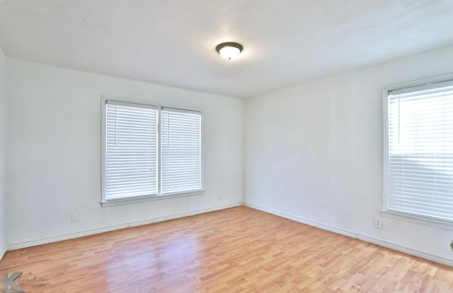 3 BEDROOM, Kitchen appliances, NEW INTERIOR PAINT! 6 MONTH LEASE AVAILABLE! photos photos