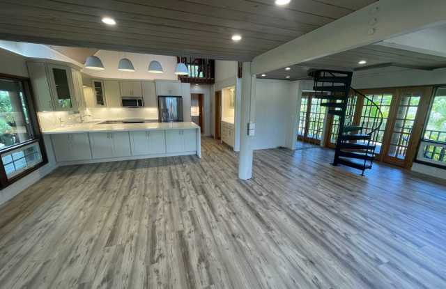Across the street from the beach on Halama with ocean-view lanai Gallery 1