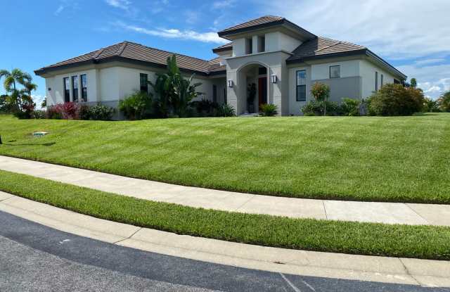 3bed 3 bath one office 2 car garage with plenty room for store , refrigerator Gallery 1