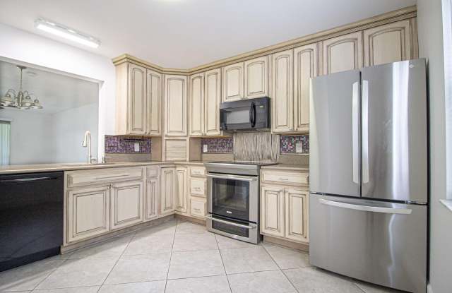 1303 Lakeview Drive E Gallery 4