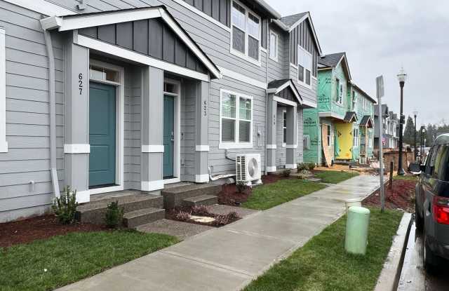 FREE RENT! Beautiful Hazel Dell Townhome! Location, Location! Gallery 3