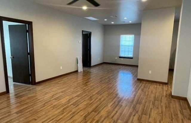 2 Bed / 2 Bath Apartment with 3-Car Garage – Central Norman – Available Now! photos photos