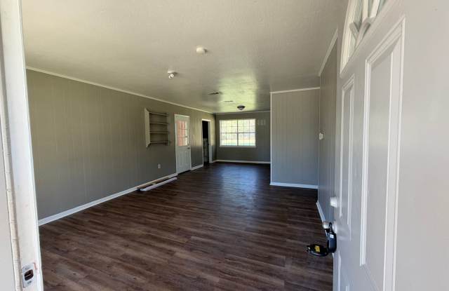 3 Bedroom 1 Bath House in Glendale for Rent Gallery 4