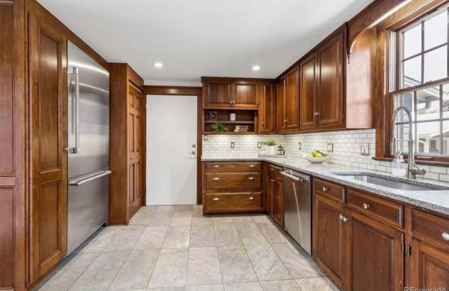 Charming 3 Bed 3 Bath House in Englewood Gallery 4