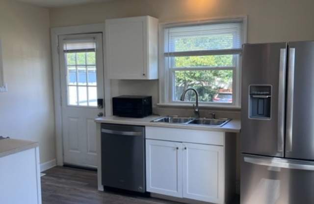 2 BR Belmont Area Cottage  Heart of Downtown Gallery 3