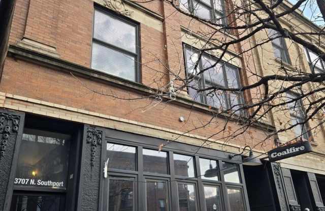 3707 N Southport Avenue photos photos